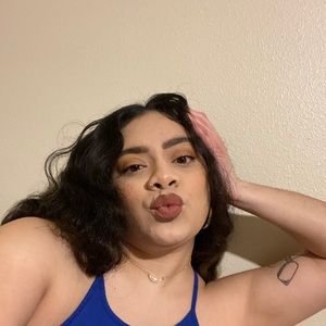 Meet your Posher, Larissa